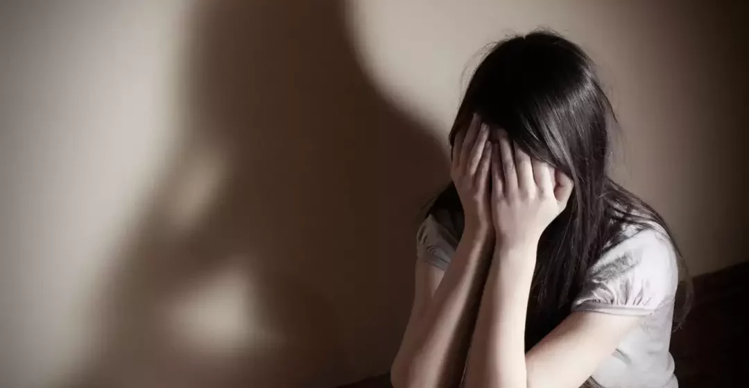 Violenze fisiche e psicologiche sulla compagna, braccialetto elettronico per un 42enne
