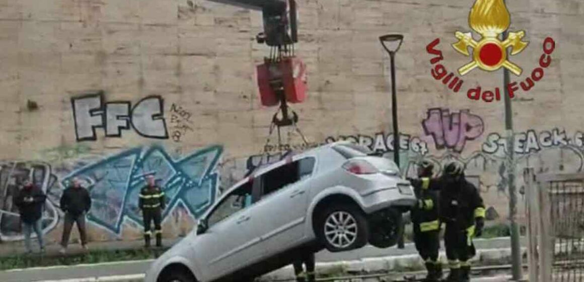 Auto finisce sui binari vicino a Termini 