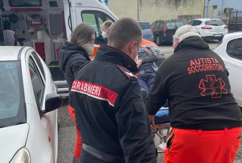 carabpadre “Mio padre non risponde al telefono”, carabinieri forzano la finestra e gli salvano la vita