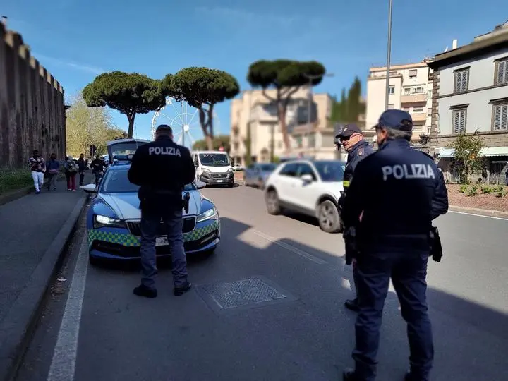 polizia-viterbo.jpg Ubriaco cerca di fermare auto in corsa, daspo urbano per 23enne straniero