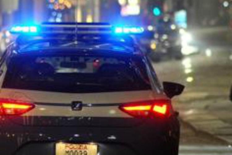polizia_notte6_fg Lo sorprende a urinare vicino casa sua e lo accoltella