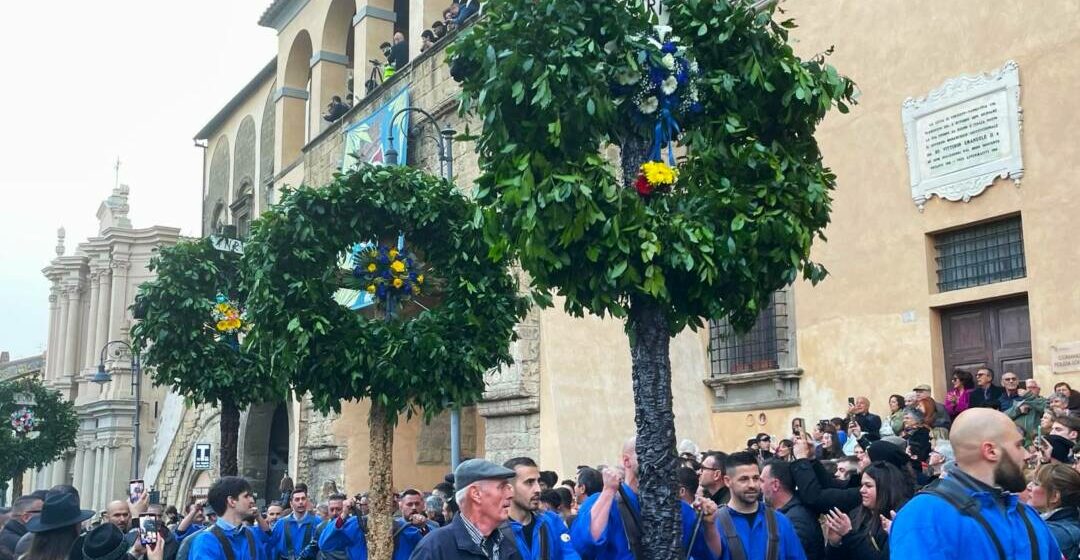 Tarquinia, processione Cristo Risorto, migliaia di persone in strada