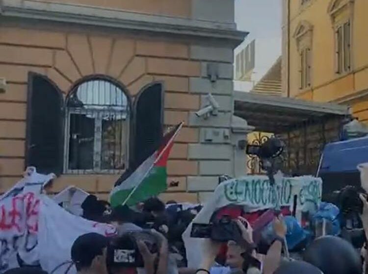 Corteo a Roma contro il governo, scontri manifestanti-polizia