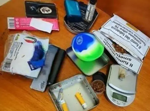 droga-zaino.jpg Civita Castellana, due giovani sorpresi dai carabinieri a disfarsi di uno zaino con dentro la droga