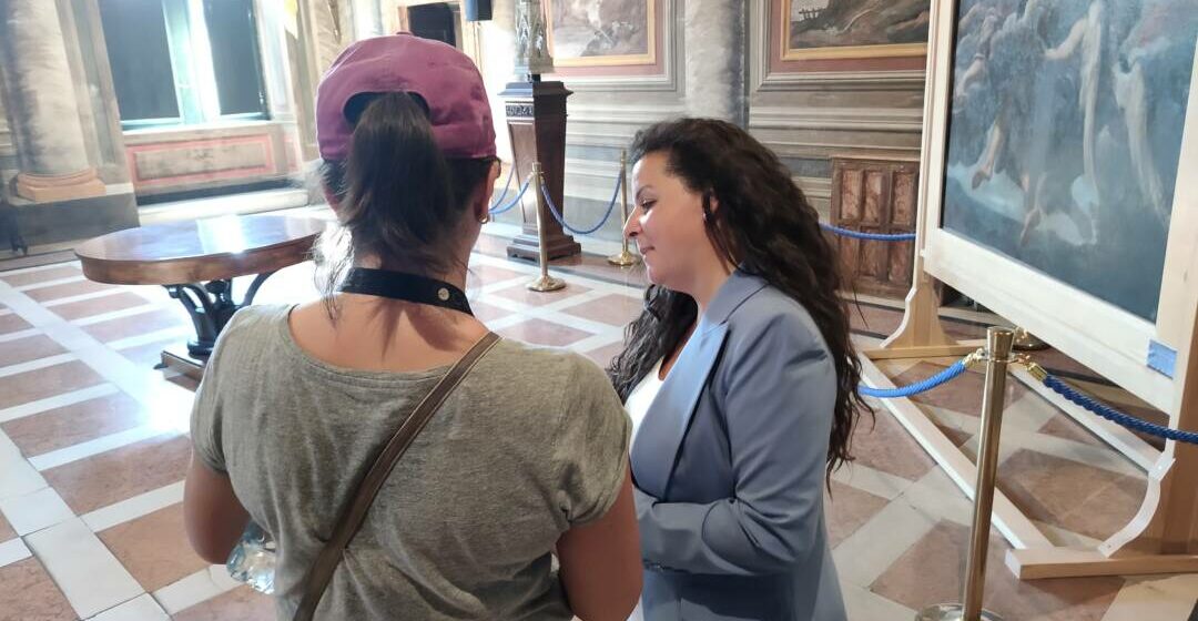 Chiara Frontini no stop,  ferragosto  a Palazzo a raccontare Viterbo ad una turista olandese